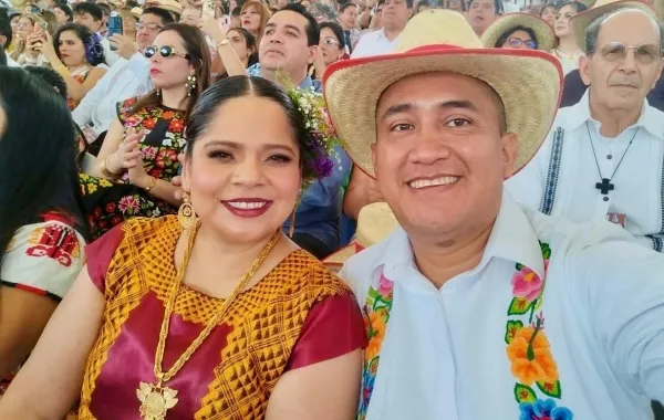 Destaca Nino Morales orgullo istmeño en vestido que portó la Presidenta en el Grito de Independencia