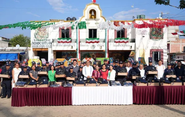 Fortalece Xoxocotlán a corporaciones municipales con entrega de uniformes
