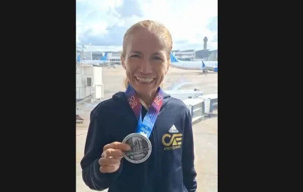 Con orgullo y determinación, la atleta oaxaqueña María Isabel Santiago Romero, originaria de Santiago Ixtaltepec, llevó el nombre de Oaxaca hasta el Maratón de Chicago 2026, una de las competencias más importantes a nivel mundial. Su participación en esta justa internacional fue posible gracias al respaldo de la #FundaciónNino, que refrenda así su compromiso de impulsar el talento deportivo oaxaqueño y abrir camino a quienes con esfuerzo y disciplina buscan cumplir sus sueños. Fundación Nino afirmó estar co