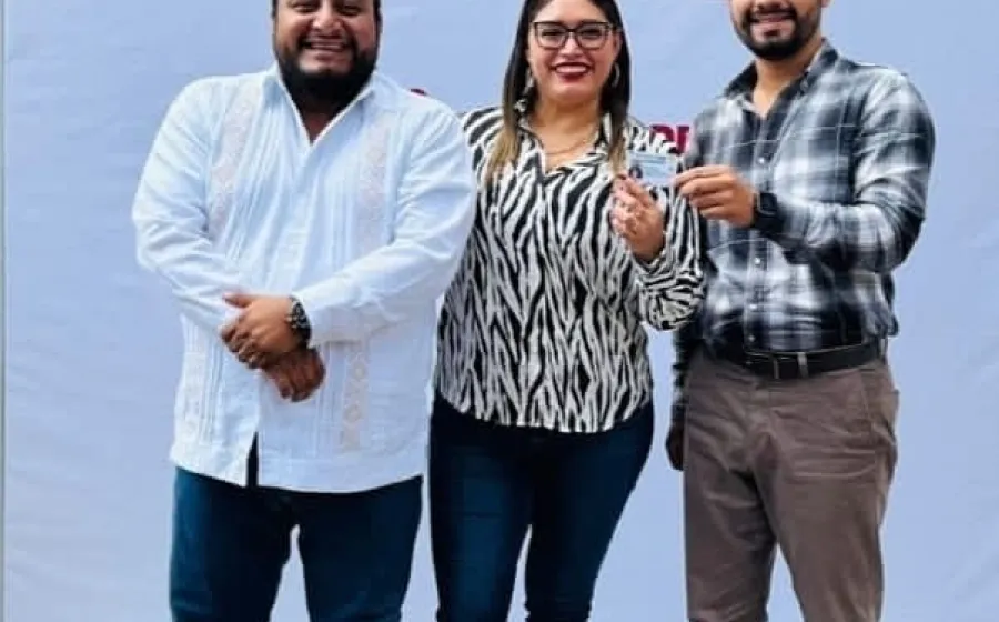 Reyna Alonso Carrasco recibe acreditación oficial como titular del DIF juchiteco