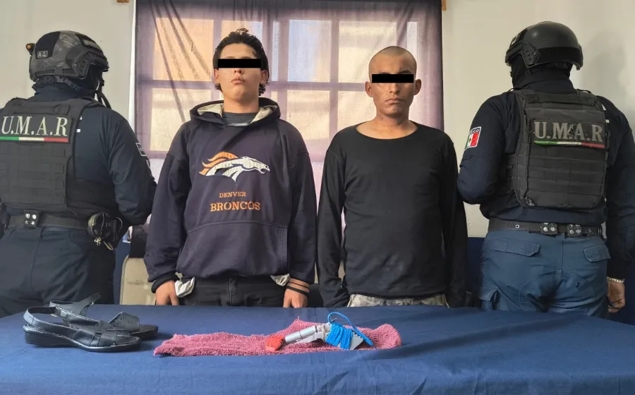 Policías municipales detienen a dos personas en posesión de un arma de fuego hechiza y una navaja