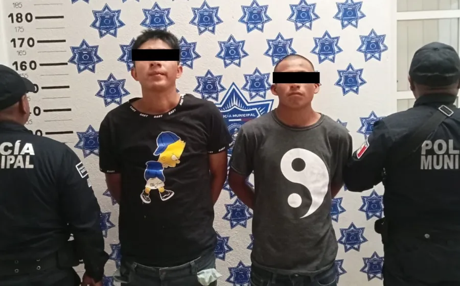 Policía Municipal detiene a dos personas en posesión de un arma de fuego de utilería