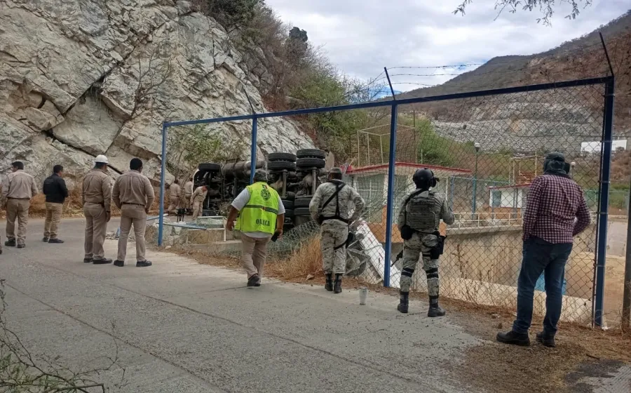 Protección Civil continúa con trabajos de recuperación del tractocamión en la presa Benito Juárez