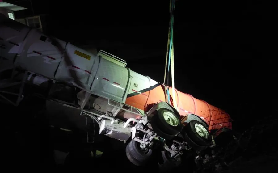 Logran rescatar tractocamión de la presa Benito Juárez