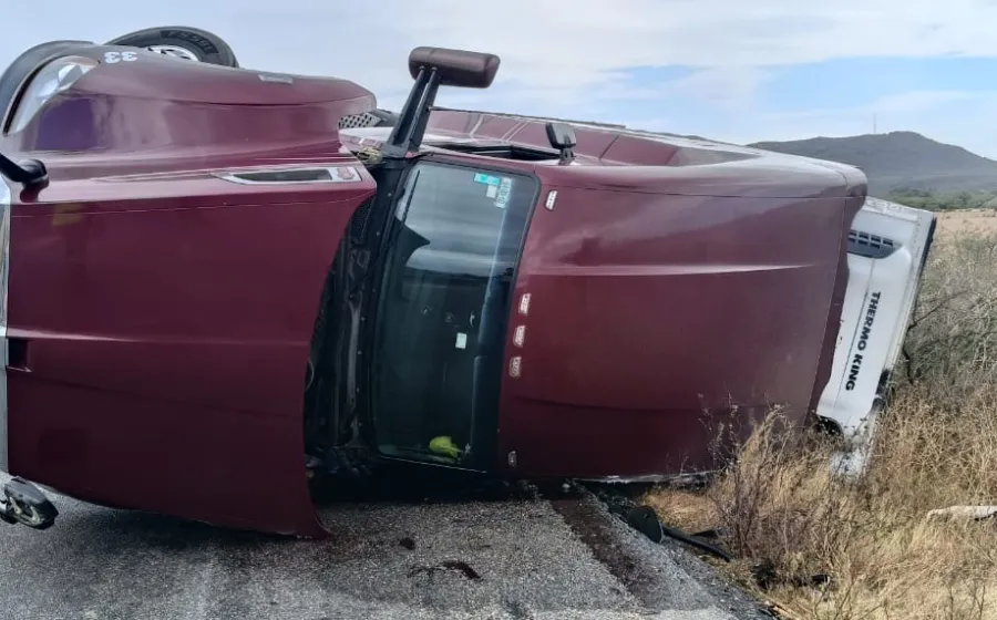Provoca viento intenso volcadura en el tramo carretero La Venta - La Ventosa