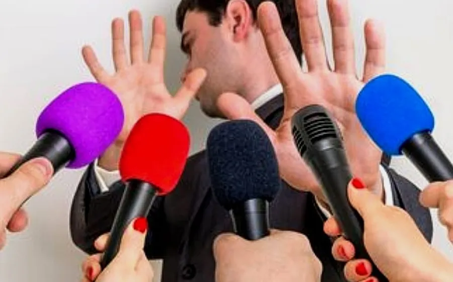 Entre políticos y periodistas / ERNESTO REYES