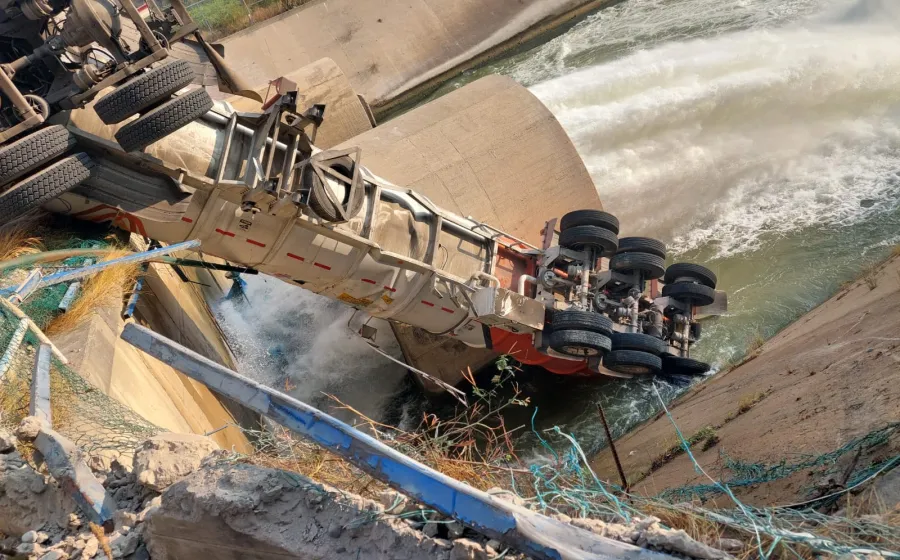 Atiende Protección Civil accidente de pipa en la presa Benito Juárez de Jalapa del Marqués