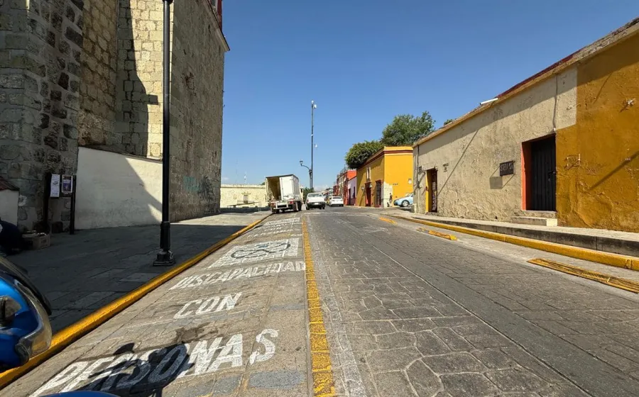 Espacios de estacionamiento para personas con discapacidad fueron reubicados para mayor accesibilidad