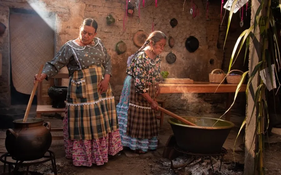 Invitan a oaxaqueñas al programa "Nueva Generación de Cocineras Tradicionales: Puente de sabor entre Francia y México"