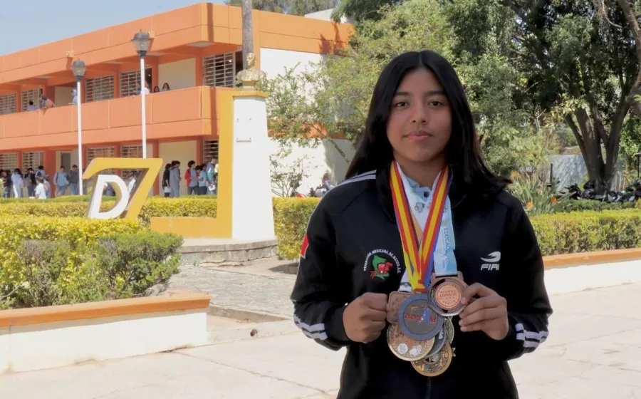 Camila, campeona de box de la Prepa 7 de la UABJO