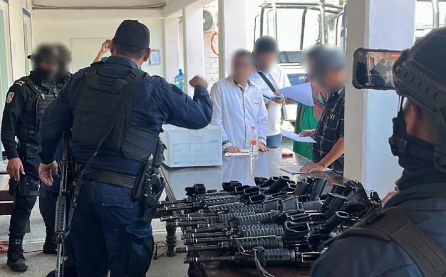 Realizan cateo y aseguran armas de la Policía Municipal de Huatulco, investigaciones por desaparición y homicidio de cinco personas originarias de Tlaxcala