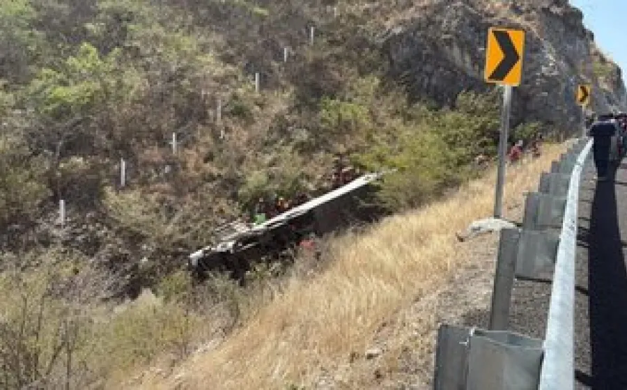 Peritos determinan que accidente en la Mitla-Tehuantepec, ocurrió porque conductor perdió el control del autobús