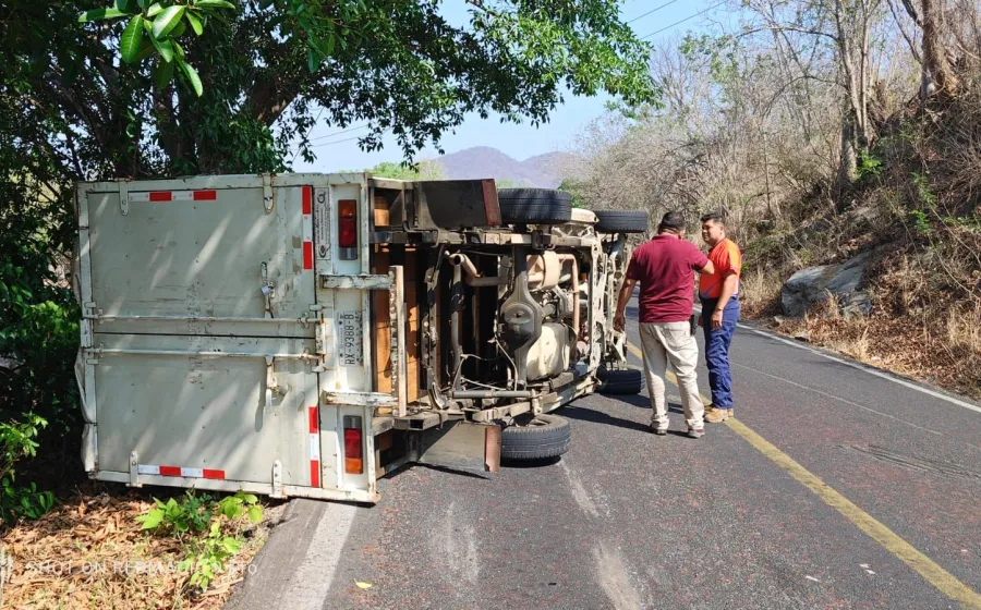 Vuelca camioneta en la Costa