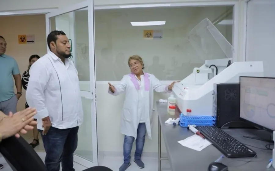 Entrega Miguel Quetu equipo vital para reanudar servicio de laboratorio en el hospital “Macedonio Benítez Fuentes”