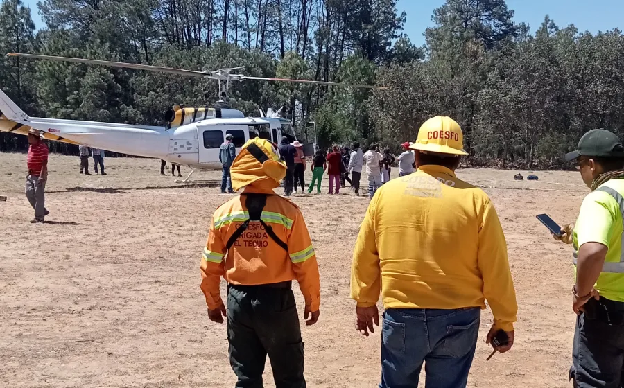 Suma Gobierno del Estado apoyo de equipo aéreo para el combate de incendio en Tlaxiaco