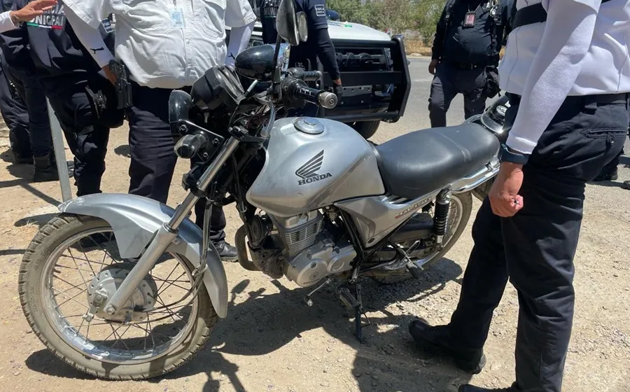Policía Vial asegura a dos personas en El Tule con motocicleta robada y arma hechiza