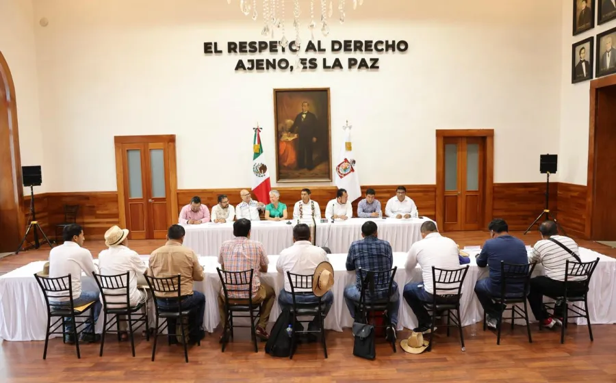 IEEPO recibe pliego petitorio de la Sección XXII