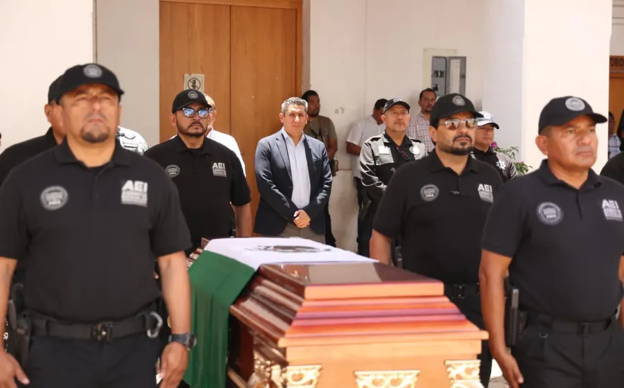 Fiscalía de Oaxaca rinde homenaje a Comandante de la AEI caído en el cumplimiento de su deber