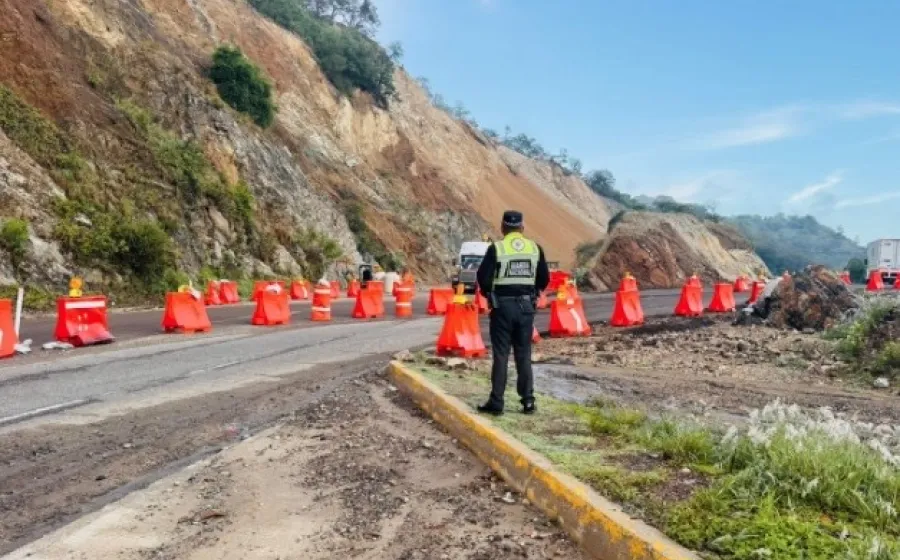 Por deslave, cerrada la autopista Cuacnopalan-Oaxaca 