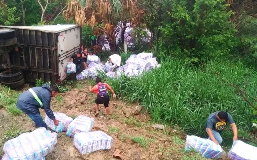 Víctima de rapiña trailer accidentado sobre La Ventosa - Matías Romero