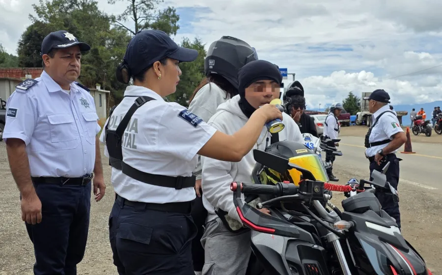 Refuerza Policía Vial Estatal acciones de concientización a motociclistas en la carretera Oaxaca-Ixtlán