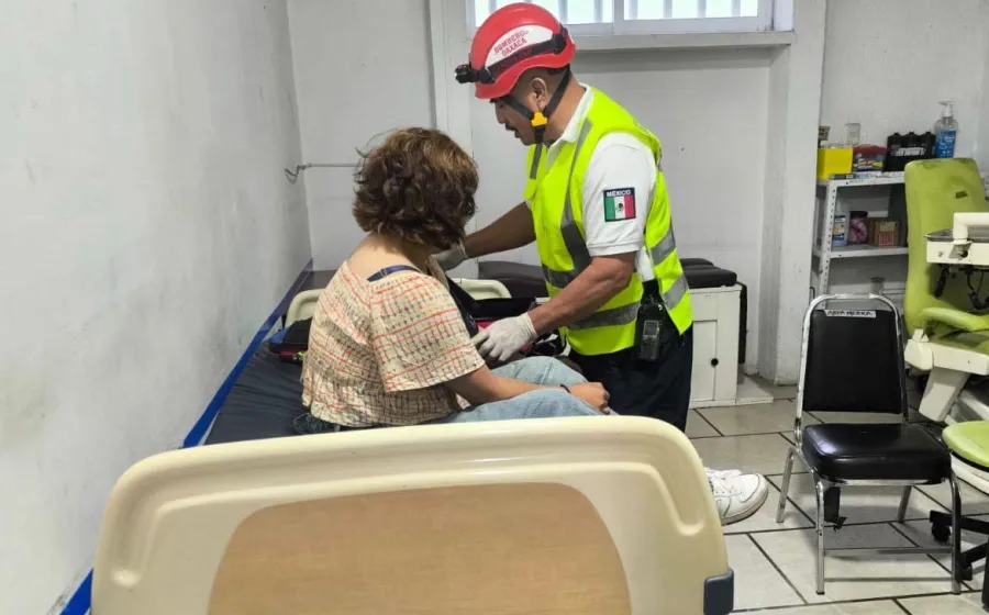 Brinda Policía Vial Estatal auxilio a joven tras ingerir bebida presuntamente adulterada