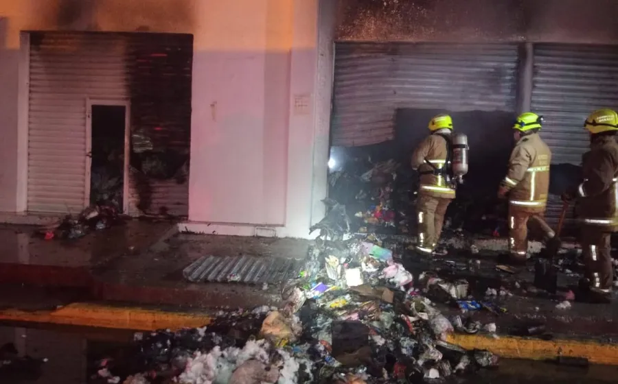 Respecto al incendio ocurrido la madrugada de este viernes, 4 de julio de 2025, en el Centro de Juchitán de Zaragoza, la Fiscalía General del Estado de Oaxaca (FGEO) descartó que se trate de una agresión o ataque a este inmueble, luego de realizar los primeros peritajes y trabajos ministeriales.        En tanto que, la FGEO ya estableció contacto con la persona propietaria del local comercial localizado en la avenida Efraín R. Gómez, en el Centro de Juchitán, quien confirmó que no ha recibido ningún tipo de