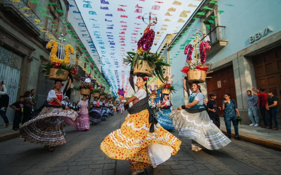 Oaxaca de Juárez celebra el Primer Encuentro de Chinas Oaxaqueñas, Marmoteros y Faroleros