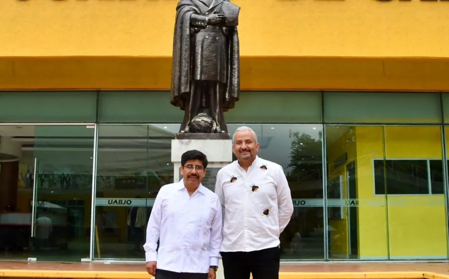 Hugo Aguilar visita la UABJO, su casa de estudios 