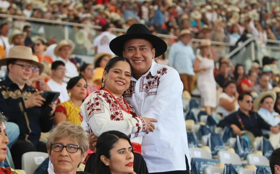 Nino Morales y esposa disfrutaron de la Guelaguetza 2025