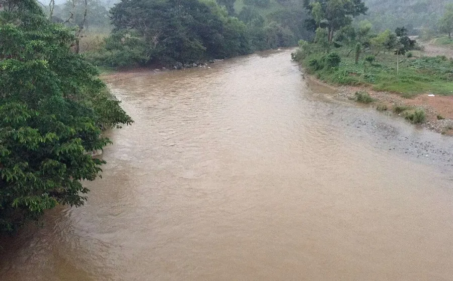Buscan a joven arrastrado por río en San Juan Lalana