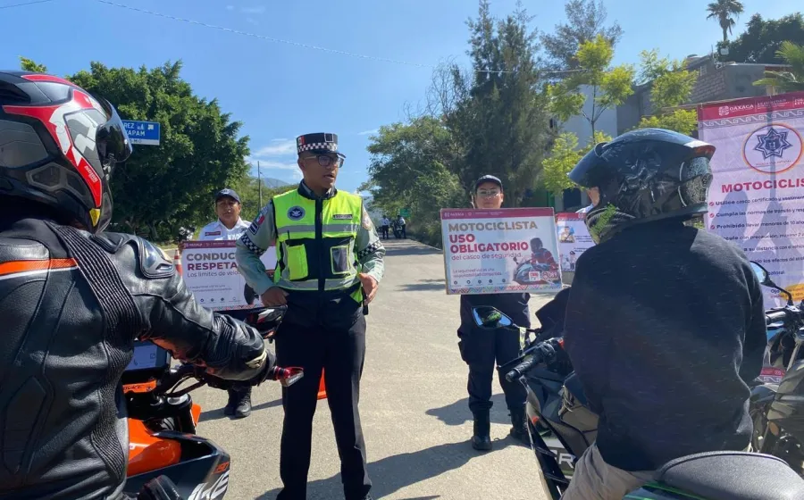 Promueve Policía Vial Estatal cultura de prevención y seguridad a motociclistas en la carretera Oaxaca-Ixtlán
