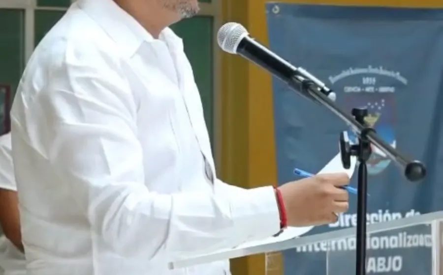 El Rector de la UABJO, Mtro. Cristian Eder Carreño López, se reunió con estudiantes de las diferentes universidades del país y de Latinoamérica, quienes eligieron nuestra Universidad para realizar una estancia de investigación, mediante el Programa Delfín. Durante el verano las y los jóvenes universitarios desarrollaron propuestas científicas en las diferentes disciplinas, apoyados por docentes de nuestra Casa de Estudios, además de conocer y disfrutar de la cultura y tradiciones de Oaxaca. “Identidad y