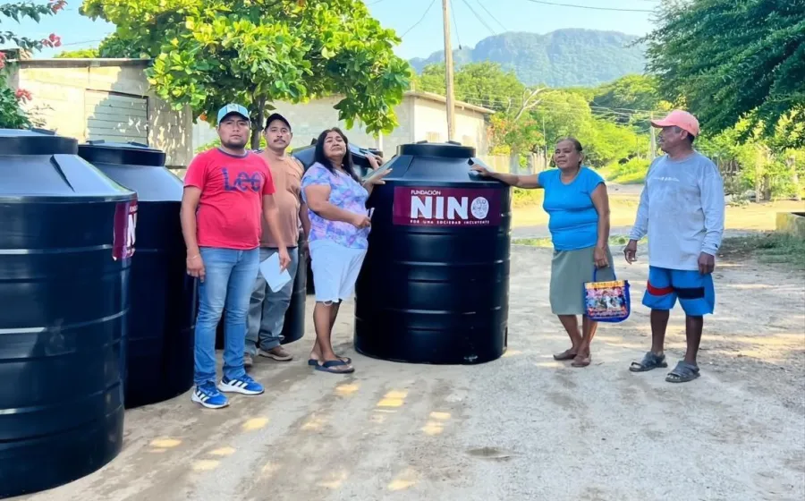 Llega a Tehuantepec Fundación Nino a entregar tinacos