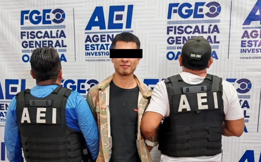 Fiscalía de Oaxaca detiene a una persona que disparaba una escopeta y le aseguran drogas, en Santos Reyes Nopala