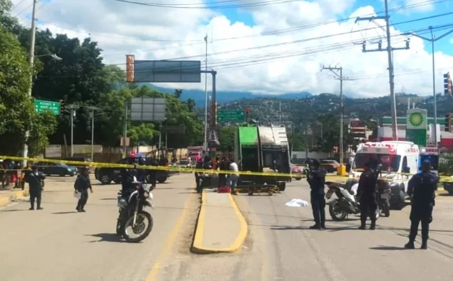 Detiene Fiscalía a chofer que camión de basura que mató a abuelita en Plaza Bella