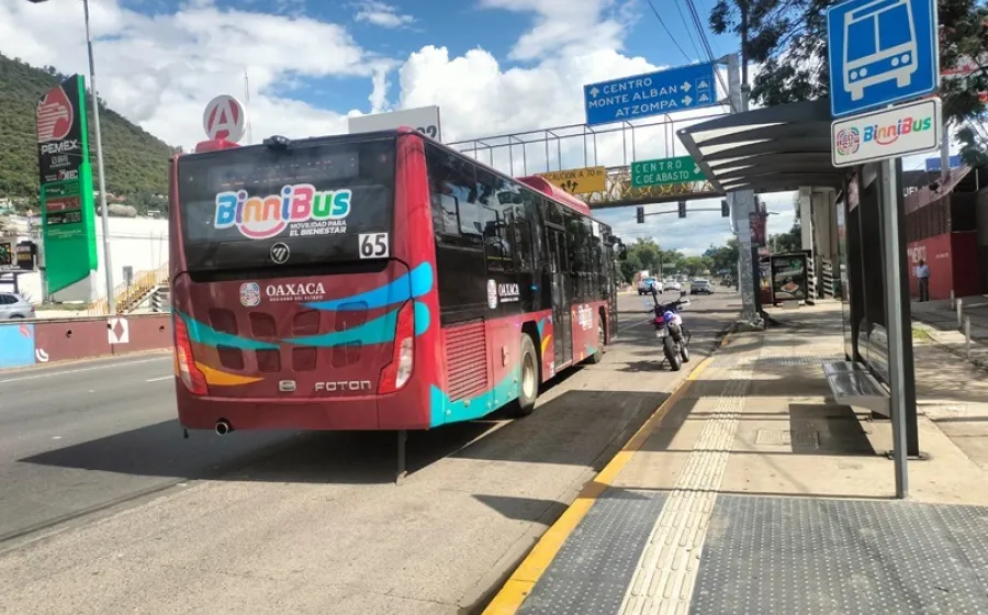 Exhorta Policía Vial a evitar estacionarse en el carril del BinniBus