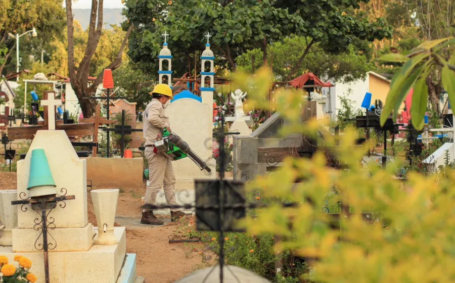 Realiza Xoxocotlán nebulizaciones preventivas en panteones previo a festividades de los Fieles Difuntos