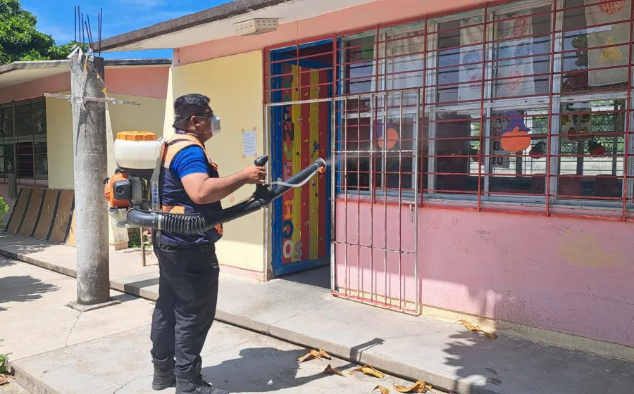29 escuelas atendidas por el gobierno juchiteco para combatir el virus coxsackie 