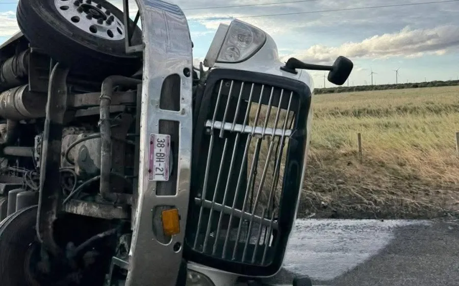 Vuelva trailer por fuerte viento en La Ventosa