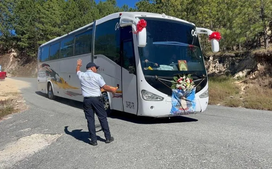Refuerza Policía Vial Estatal seguridad de personas peregrinas rumbo al Santuario de la Virgen de Juquila