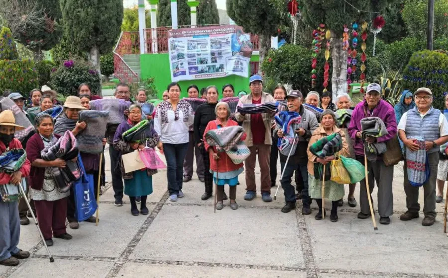 La diputada Tania Caballero entrega cobijas en San Vicente Nuñú