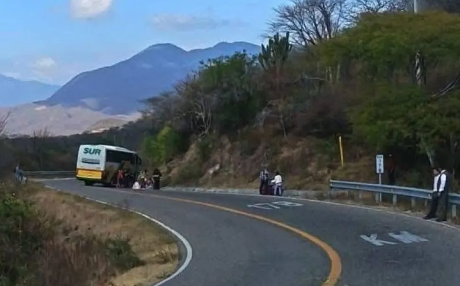 Por falle mecánica, se queda varado autobús en carretera de Asunción Lachixonase