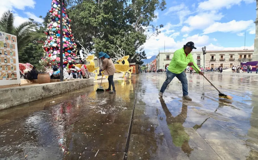 Refuerzan limpieza en el Centro Histórico con intervención en la Alameda de León