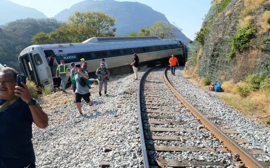13 personas pierden la vida en accidente ferroviario 