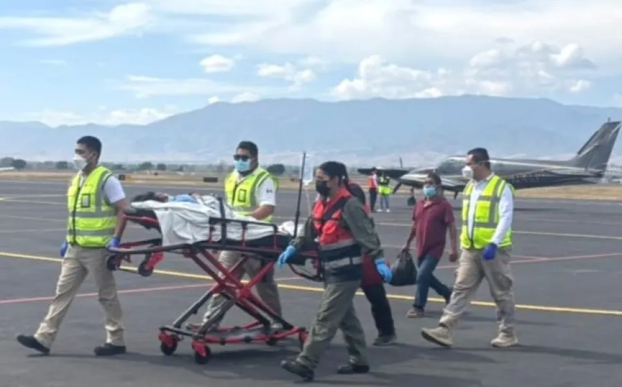 Con traslado aéreo, Gobierno de Oaxaca garantiza atención especializada a mujer embarazada