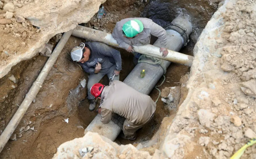 Atiende Soapa fuga de agua potable en la colonia La Cascada