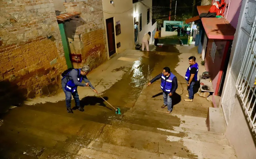Atiende Soapa desbordamiento de aguas residuales en la colonia La Cascada y contiene foco de infección 