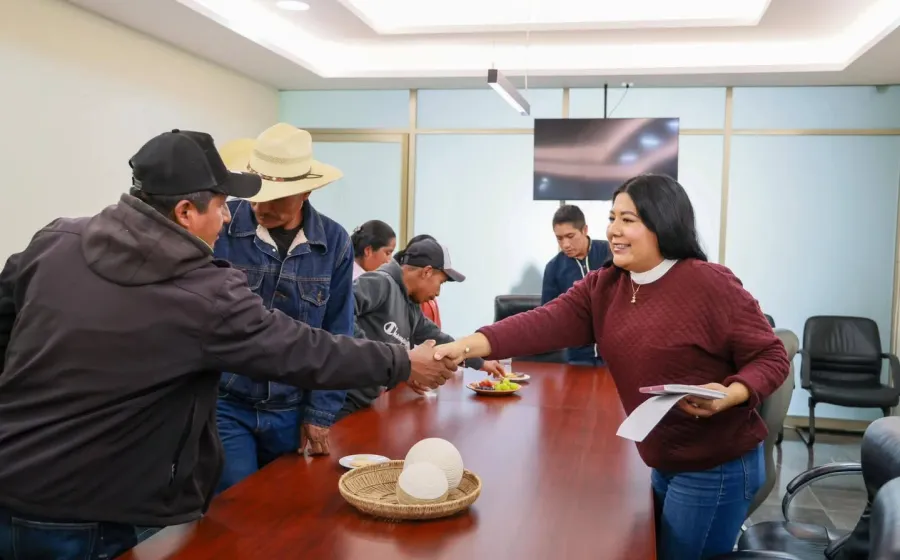 Tania Caballero diálogo con Autoridades de la agencia de Soledad Peras en el Congreso de Oaxaca