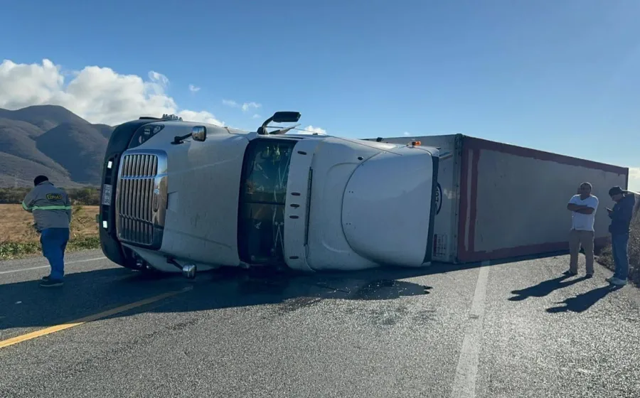 Evento de norte provoca volcaduras en la autopista 190 del Istmo; Protección Civil exhorta a extremar precauciones